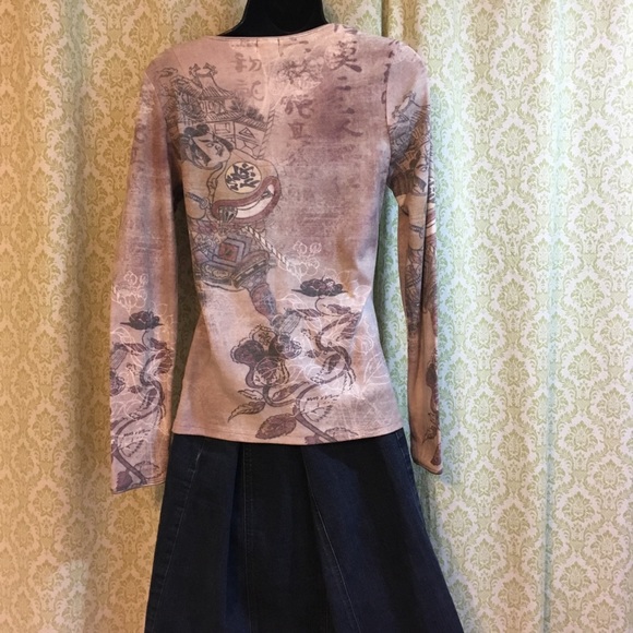 ✨HOST PICK✨ One World Asian print t-shirt - Picture 5 of 9